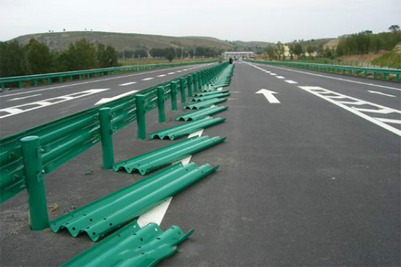 西安波形护栏的维护与管理确保道路安全的关键步骤